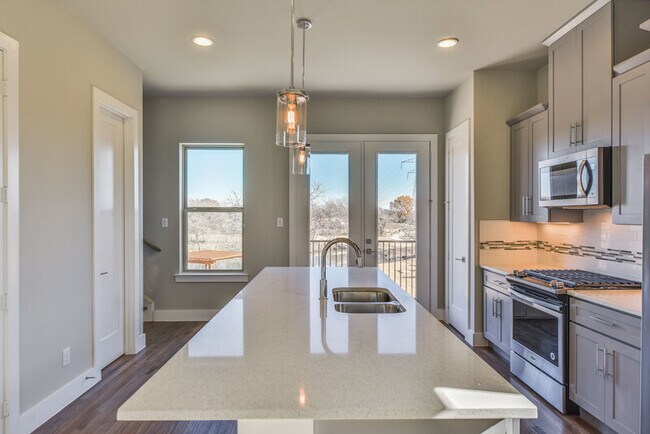 Building Photo - 736 N Plano Rd