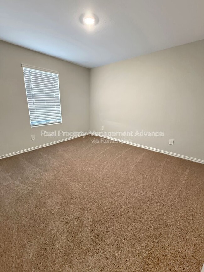 Building Photo - 614 Clover Crk Dr