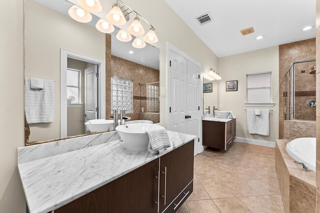 Building Photo - 3045 Clinton Dr