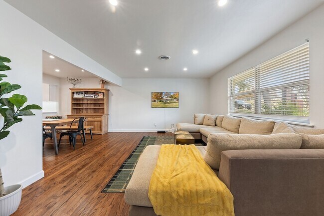 Building Photo - 8053 Claremont Dr