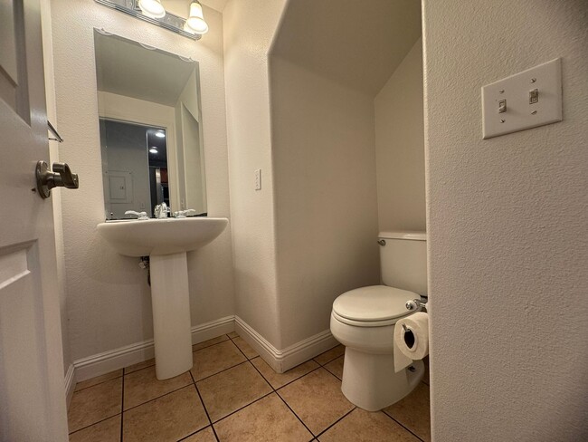 Building Photo - Spacious 2 Story Condo In Westlake Villas