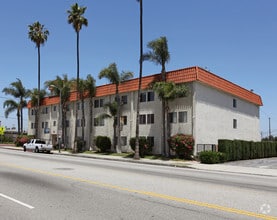 Building Photo - Please visit our beautiful, Newly Renovated Spacious Studio Apartment