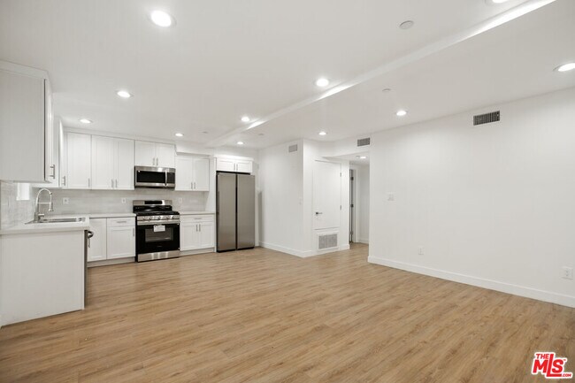 Building Photo - 4232 Rosewood Ave