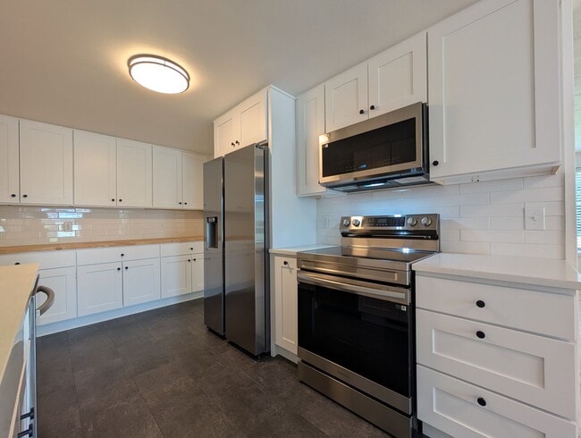 Building Photo - updated 4bed/2bath duplex near Oakway Rd