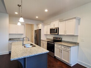 Building Photo - 220 Hermitage Point Dr