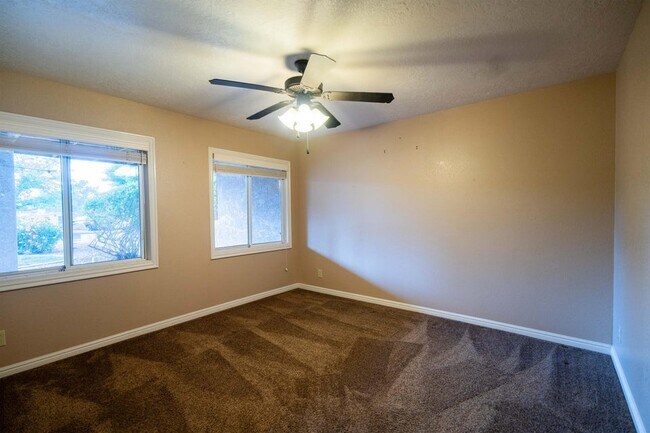 Building Photo - 984 Larkspur Rd