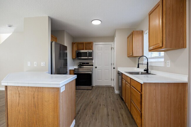 Building Photo - 3 bedroom, 2.5 bathroom home - SE Portland