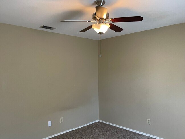 Building Photo - 13731 Oak Pebble