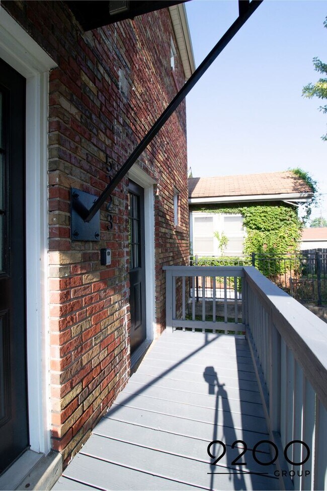 Building Photo - 1 Bed / 1 Bath- NEWLY RENOVATED APARTMENT ...