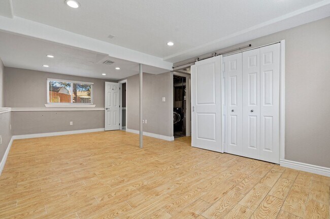 Building Photo - 3 Bed 2 Bath Home with HUGE Yard Available...