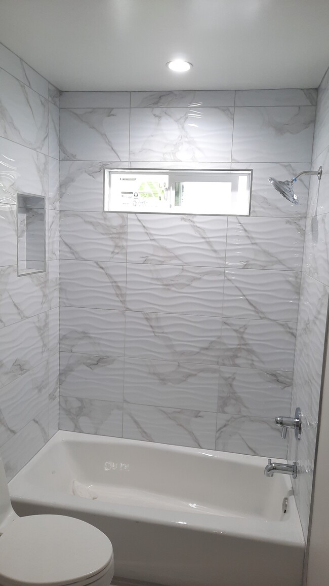 New Main Shower/Tub - 4122 Abner St