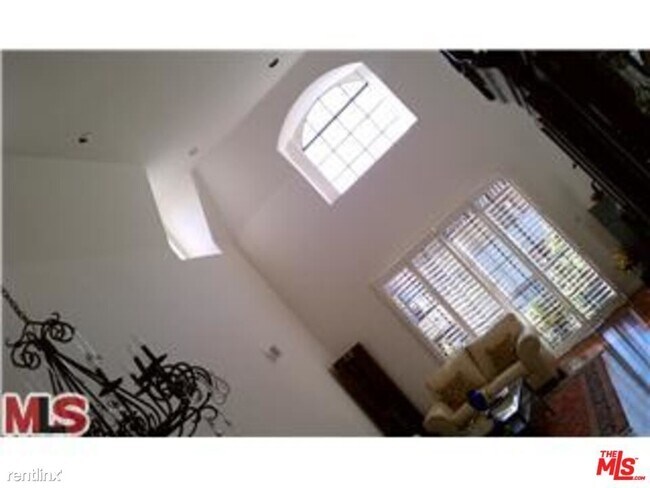 Building Photo - 10620 Eastborne Ave