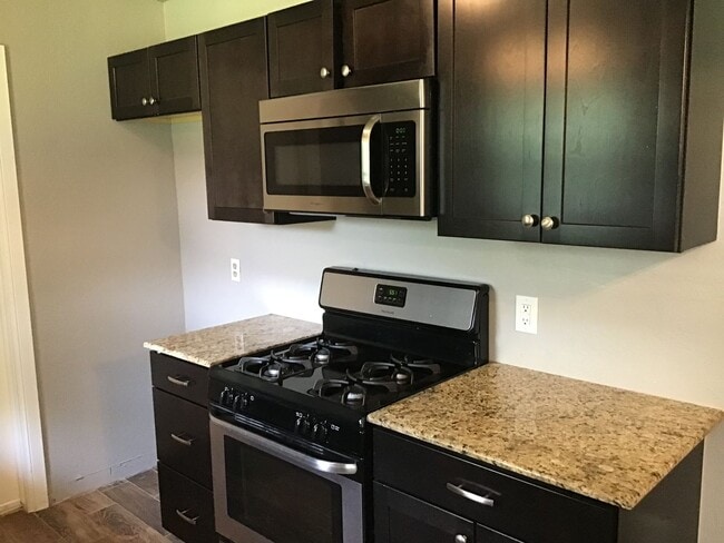Building Photo - 3 bedroom, 1 1/2 baths and a 1 car garage ...