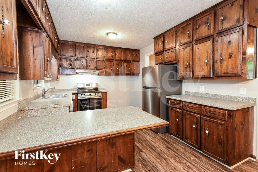 Building Photo - 3704 Newport Dr