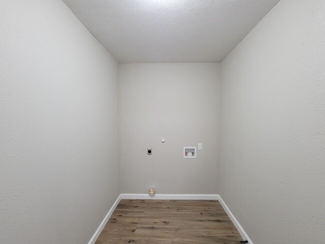 Building Photo - RECENTLY REMODELED 3 BEDROOM LEASE HOME