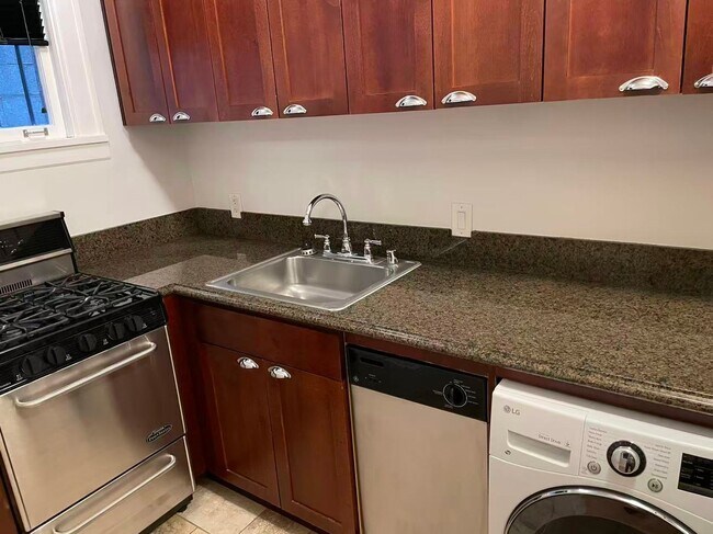 Building Photo - Nice studio near Space Needle in downtown Seattle for rent!