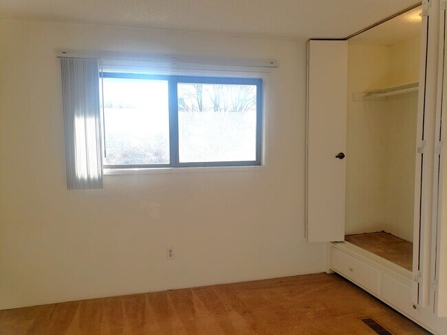 Building Photo - Charming Townhouse! Water Sewer and Garbage Included!