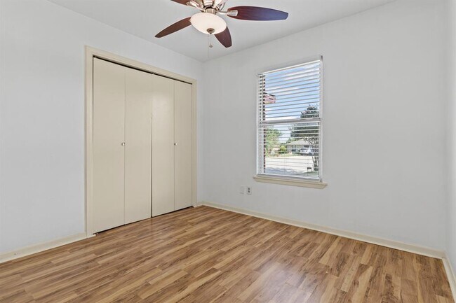 Building Photo - 1605 Windrift Way