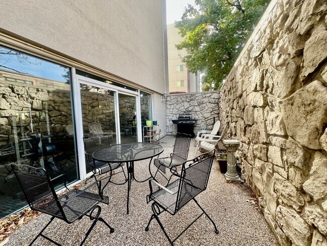 Building Photo - Charming Studio Condo in Capitol Hill