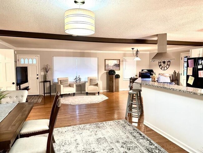 Building Photo - 2805 Pine Hill Dr