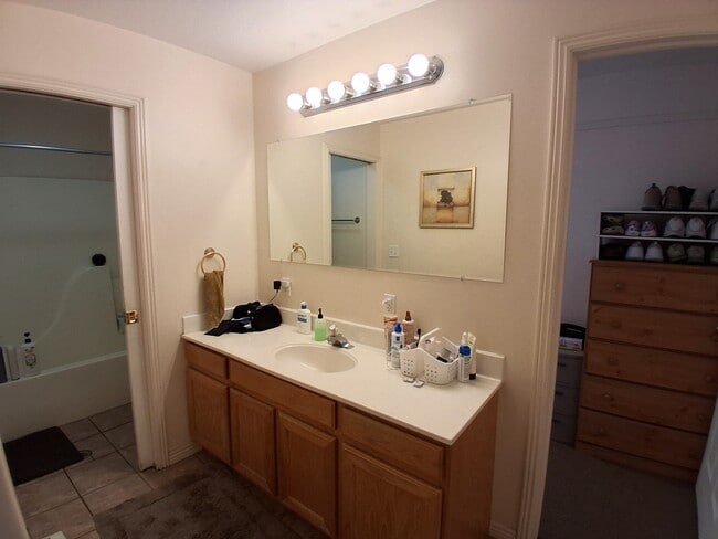 Building Photo - 652 E 700 N