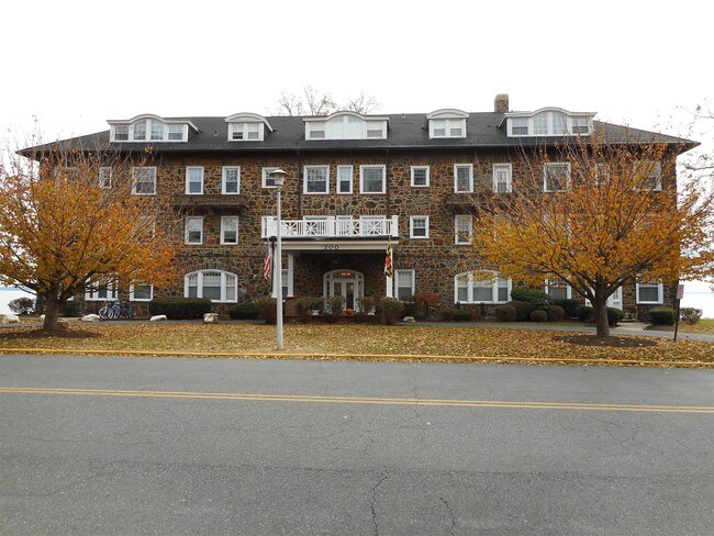 Building Photo - 300 Commerce St