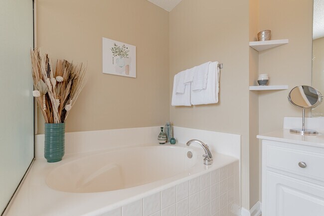 Building Photo - Furnished Rental