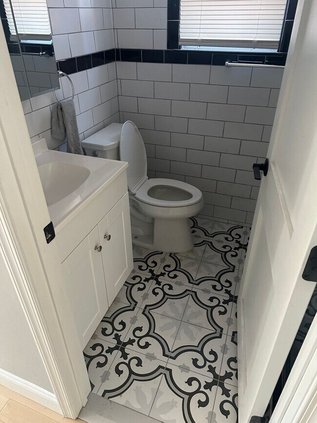 Building Photo - 4407 Rosemont Ave