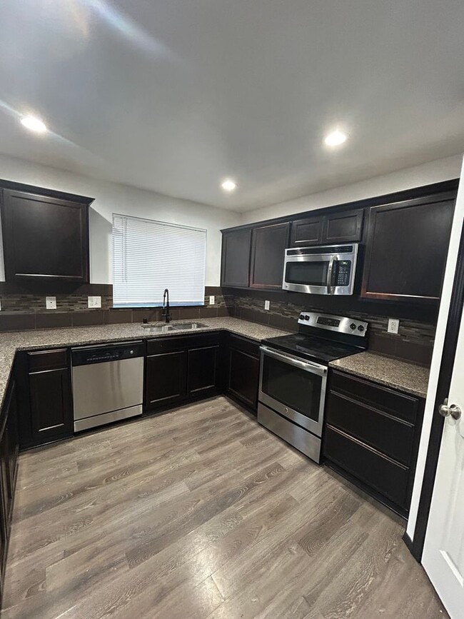 Building Photo - Large 4 bedroom 2.5 bath