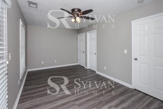 Building Photo - Charming 3 BR, 2.5 BA home awaits new residents