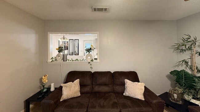 Building Photo - 738 Carondelay Dr