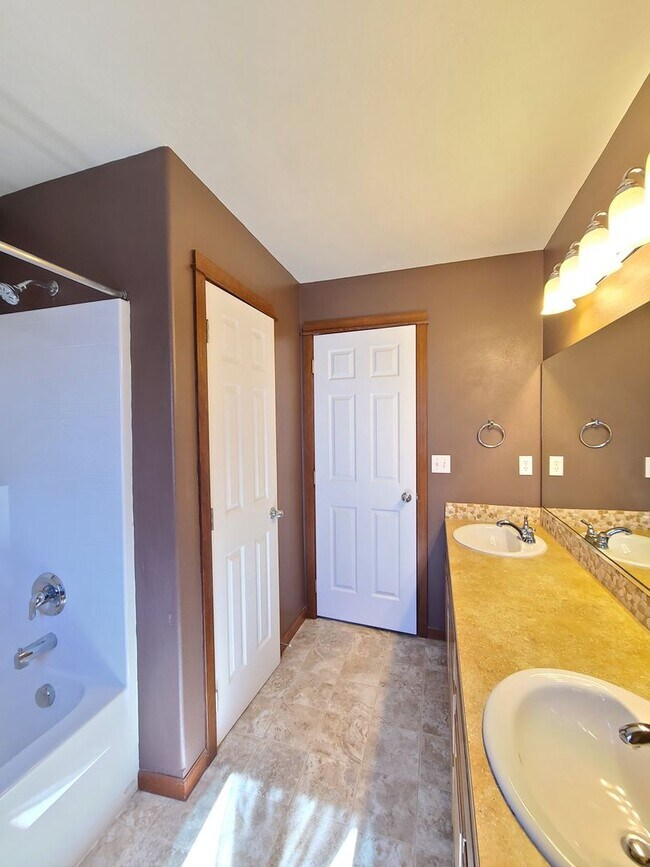 Building Photo - $2,200 -  3 Bed / 2.5 Bath Beautiful Spokane Valley House