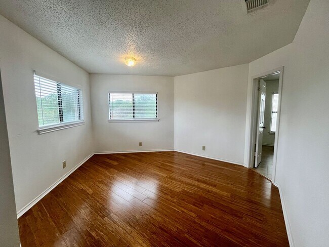 Building Photo - Spacious 3 Bedroom/2.5 Bath home with Large Game Room and Fabulous Deck ~ Move in Ready!