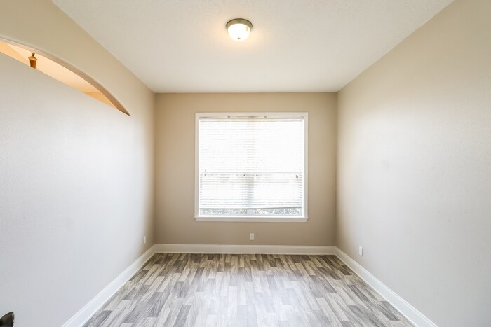 Building Photo - 690 Country Walk Ct