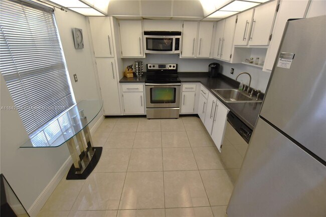 Building Photo - 3800 Oaks Clubhouse Dr