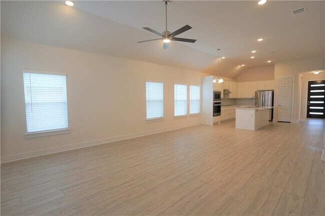 Building Photo - 621 Pinnacle View Dr