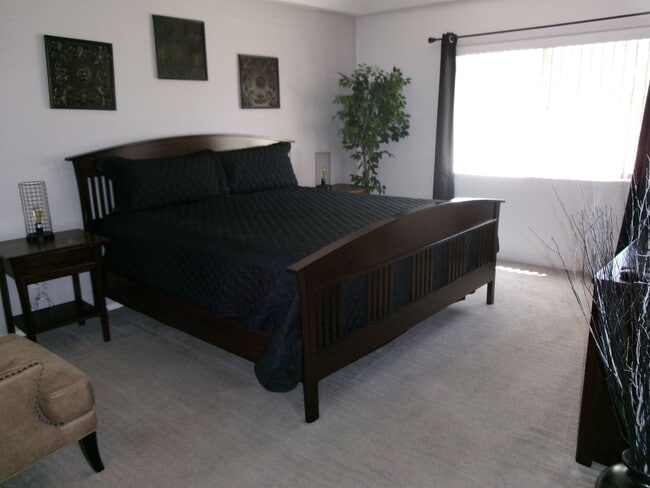 Building Photo - Furnished Enchantment Condo