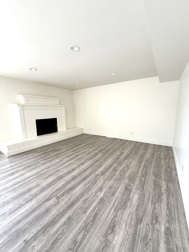 Building Photo - Stylish 2-Bed Tacoma Home