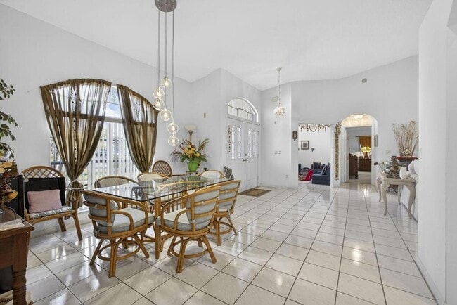 Building Photo - 1940 S Club Dr