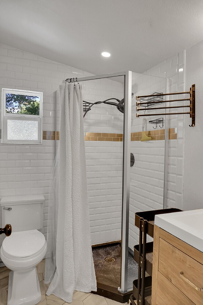 Building Photo - $1,495.00, 1-bed, 1-bath newly renovated l...