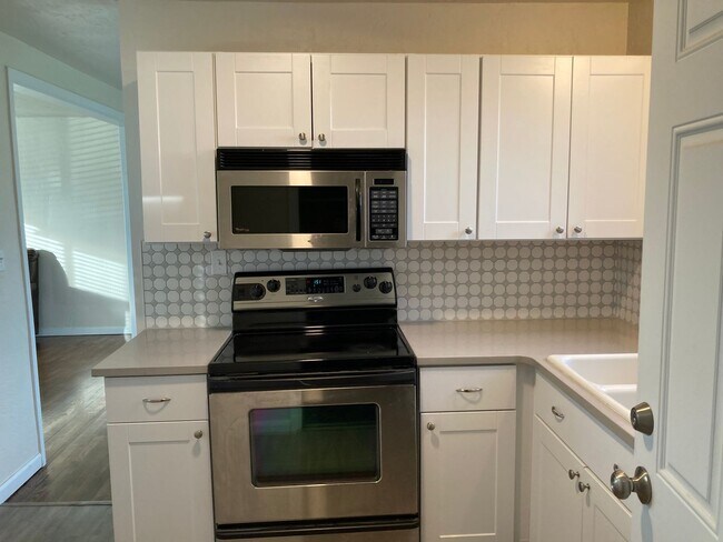 Building Photo - Beautifully updated 2 bedroom, 1 bath hous...