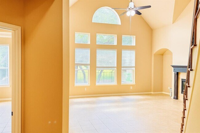 Building Photo - 513 Fallen Oaks Dr