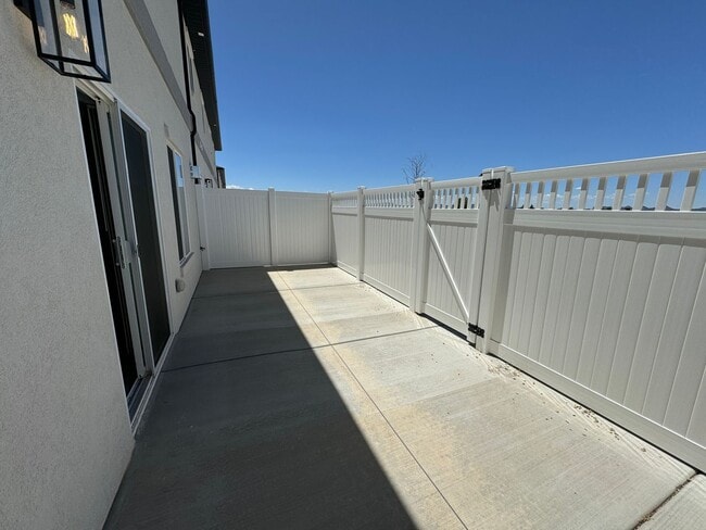 Building Photo - 3 Bed - 2.5 Bath, Large Townhouse - 2 Car Garage