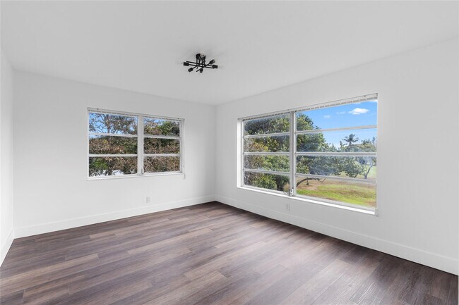 Building Photo - 2800 N Palm Aire Dr