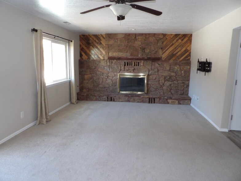 Building Photo - 2455 Stoneridge Dr