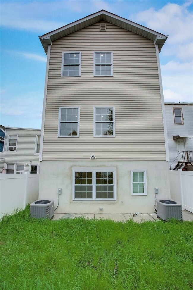 Building Photo - 16 Grant Ave