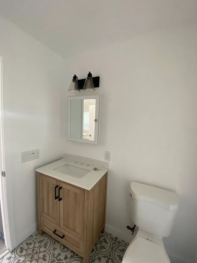 Building Photo - Unit B