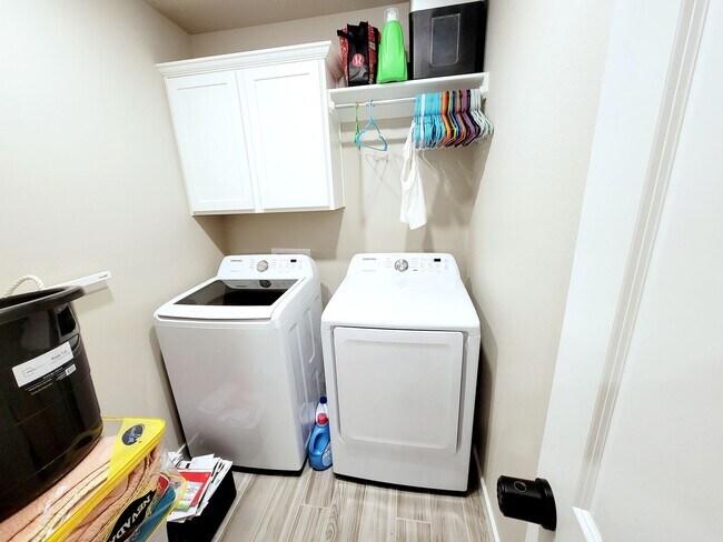 Building Photo - FULLY FURNISHED! Stunning 3/2/2