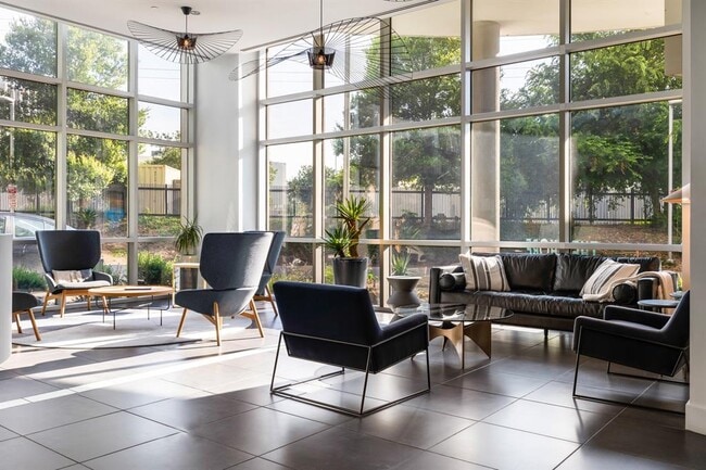 Building Photo - 603 Davis St