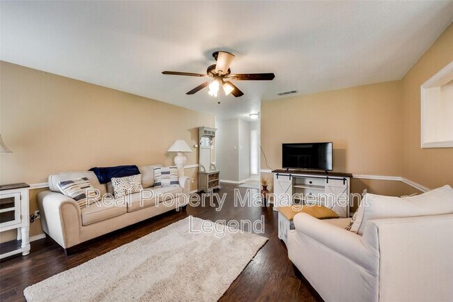 Building Photo - 617 Main St